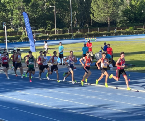 Atletes corrent en el Campionat de Catalunya d'Atletisme