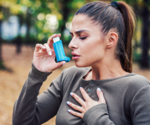 Esportista amb asma amb el seu inhalador