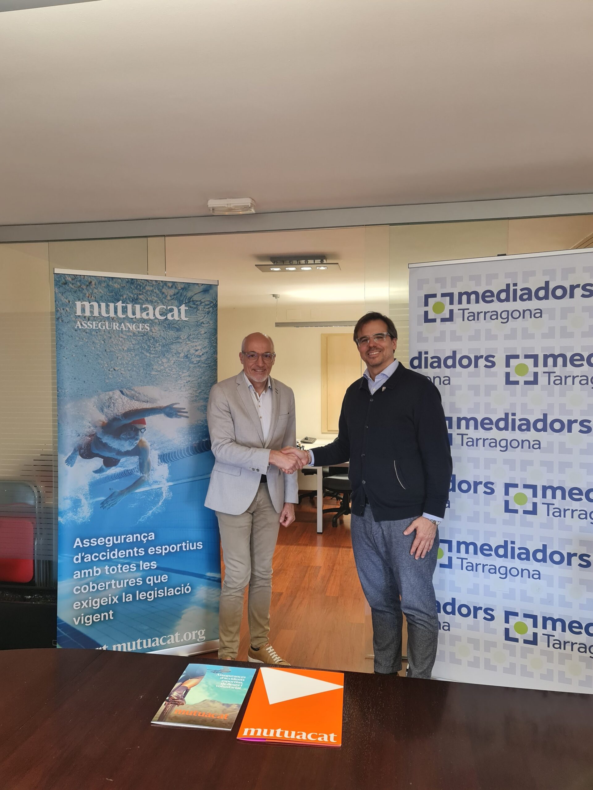 Leo Martínez, adjunt a la Direcció General de Mutuacat i Alex Mestre, president del Col·legi de Mediadors d'Assegurances de Tarragona, després de renovar el conveni de col·laboracó