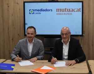 Francesc Farré del Col·legi de Lleida i Leo Martínes de Muntuacat en un moment de la signatiura de renovació