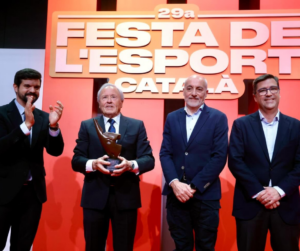 Festa de l'Esport Català - Gerard Esteva, president d'UFEC amb Ramon Nogué, president de la Federació Catalana de Golf mostrant el premi a la Millor Gestió Federativa rebut de mans de Leo Martínez de Mutuacat i Miguel Payà de Meroil.