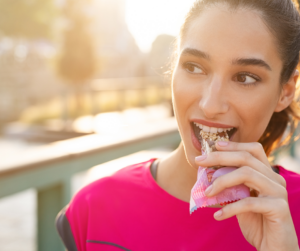 Esportista menjant un aliment amb sucre. El sucre i la salut dels esportistes: