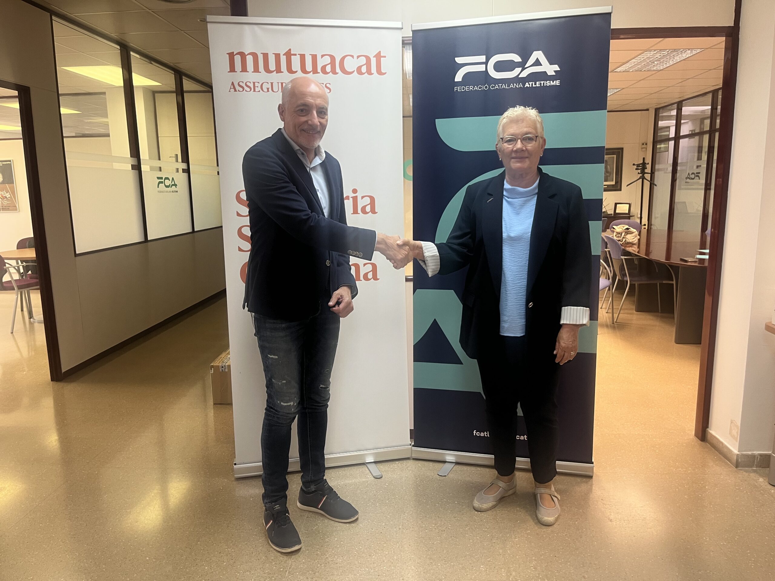 Leo Martínes, de Mutuacat i Mercè Rosich, presidenta de la FCA en la signatura del conveni