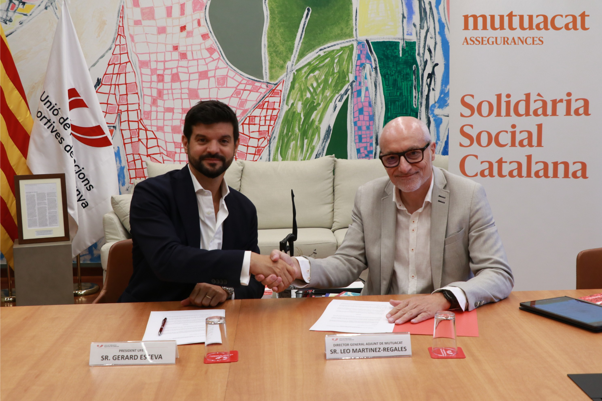 G, CEO d'Assegurances de Mutuacat, en la signatura del convenierard Esteva, president de la UFEC , i Leo Martínez